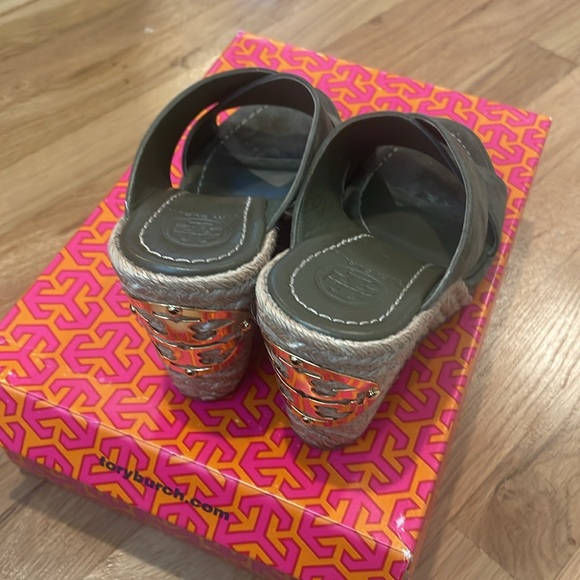 Tory Burch Bailey Wedge Mule in Banana Leaf Green Size 6 - Picture 3 of 6